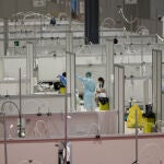 Sanitarios trabajan atendiendo pacientes en el Pabellón 9 del hospital de campaña de IFEMA