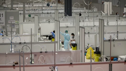 Sanitarios trabajan atendiendo pacientes en el Pabellón 9 del hospital de campaña de IFEMA