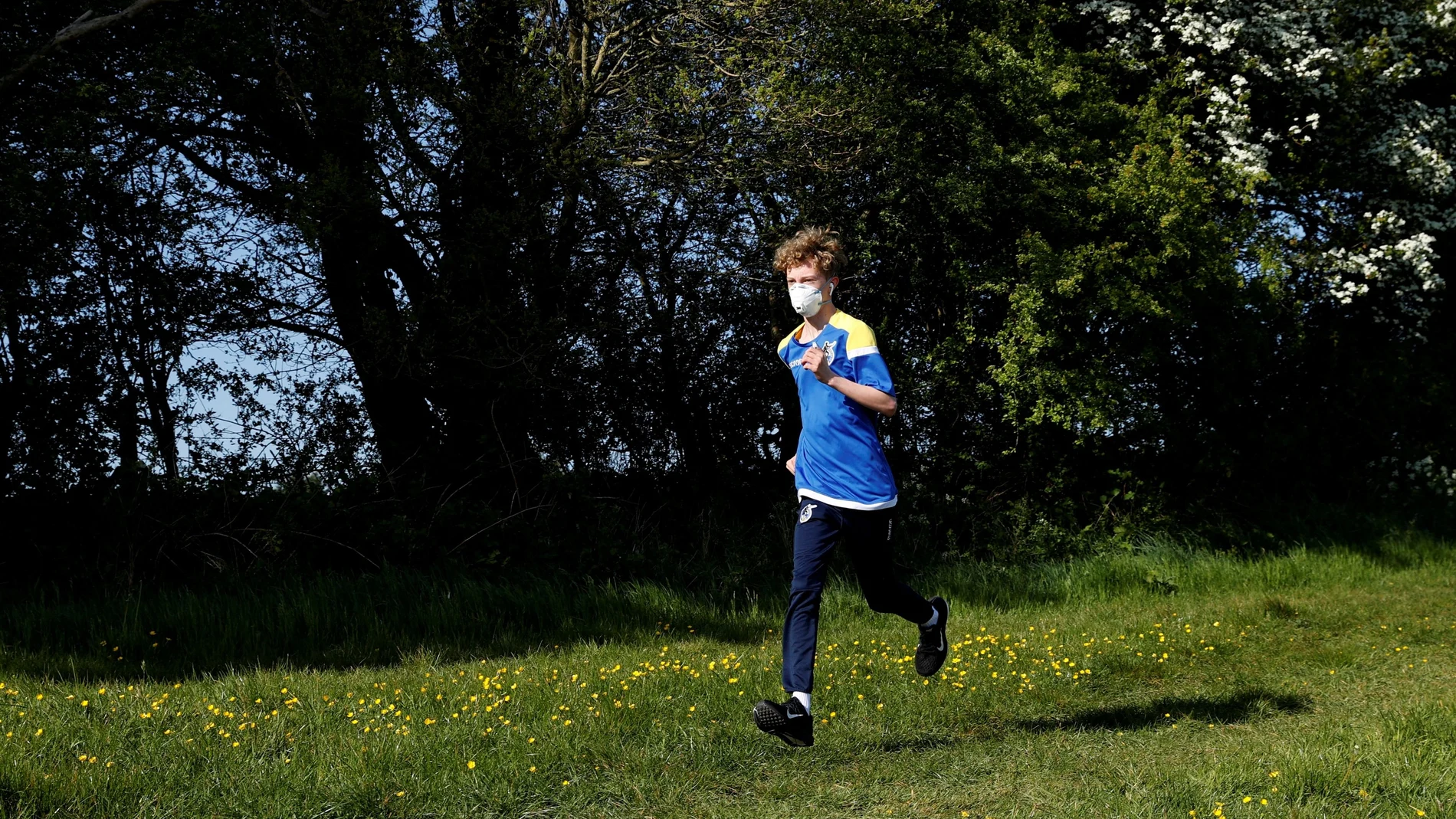 Un joven hace deporte al aire libre en Bristol (Reino Unido)