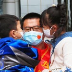 El 1 de abril, Zhang Hongbin, del octavo grupo de miembros del equipo médico de la provincia de Shandong, abrazó a su hija e hijo con alegría.