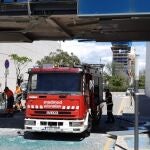 Bomberos revisan desperfectos en una pasarela de La Fe de Valencia