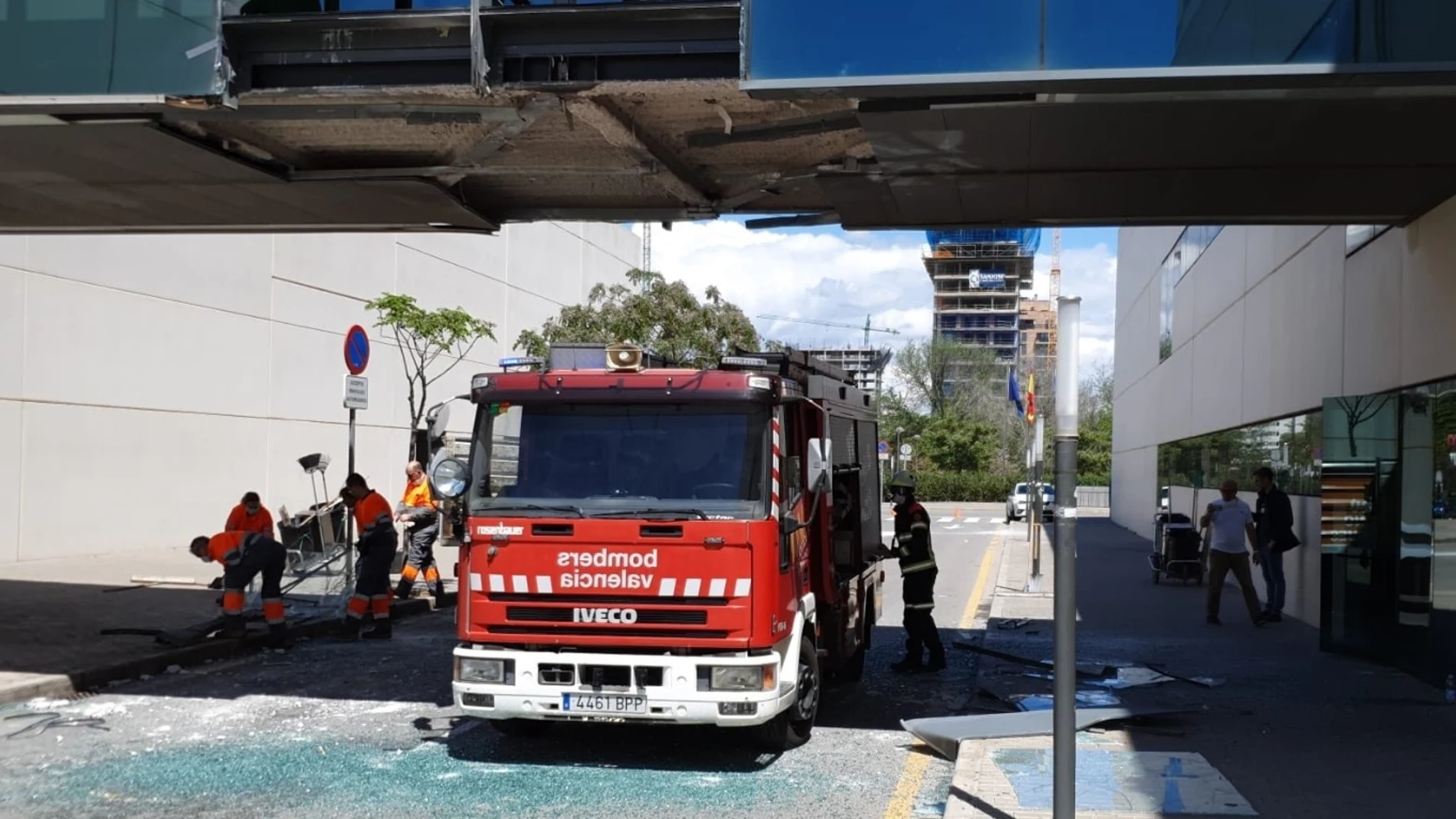Valencia.- Sucesos.- Un camión causa desperfectos en una pasarela del Hospital La Fe de València