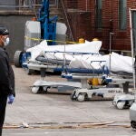 Los cuerpos son trasladados a una morgue improvisada a las afueras de Brooklyn