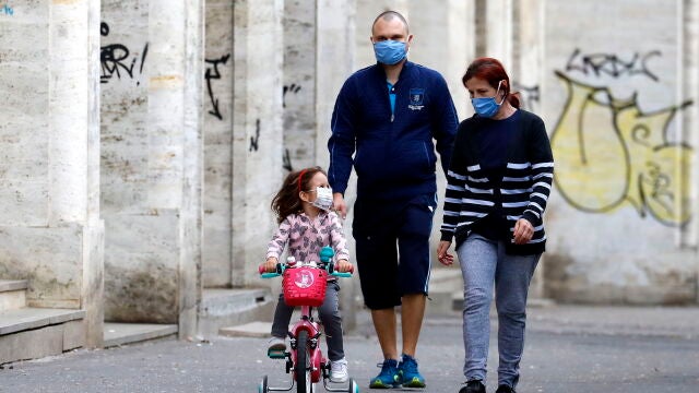 Una pareja pasea con su hija en Bucarest (Rumanía) en pleno confinamiento contra el Covid-19