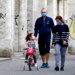 Una pareja pasea con su hija en Bucarest (Rumanía) en pleno confinamiento contra el Covid-19