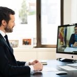 El líder del PP, Pablo Casado, conversa por videoconferencia con el presidente del Gobierno, Pedro Sánchez