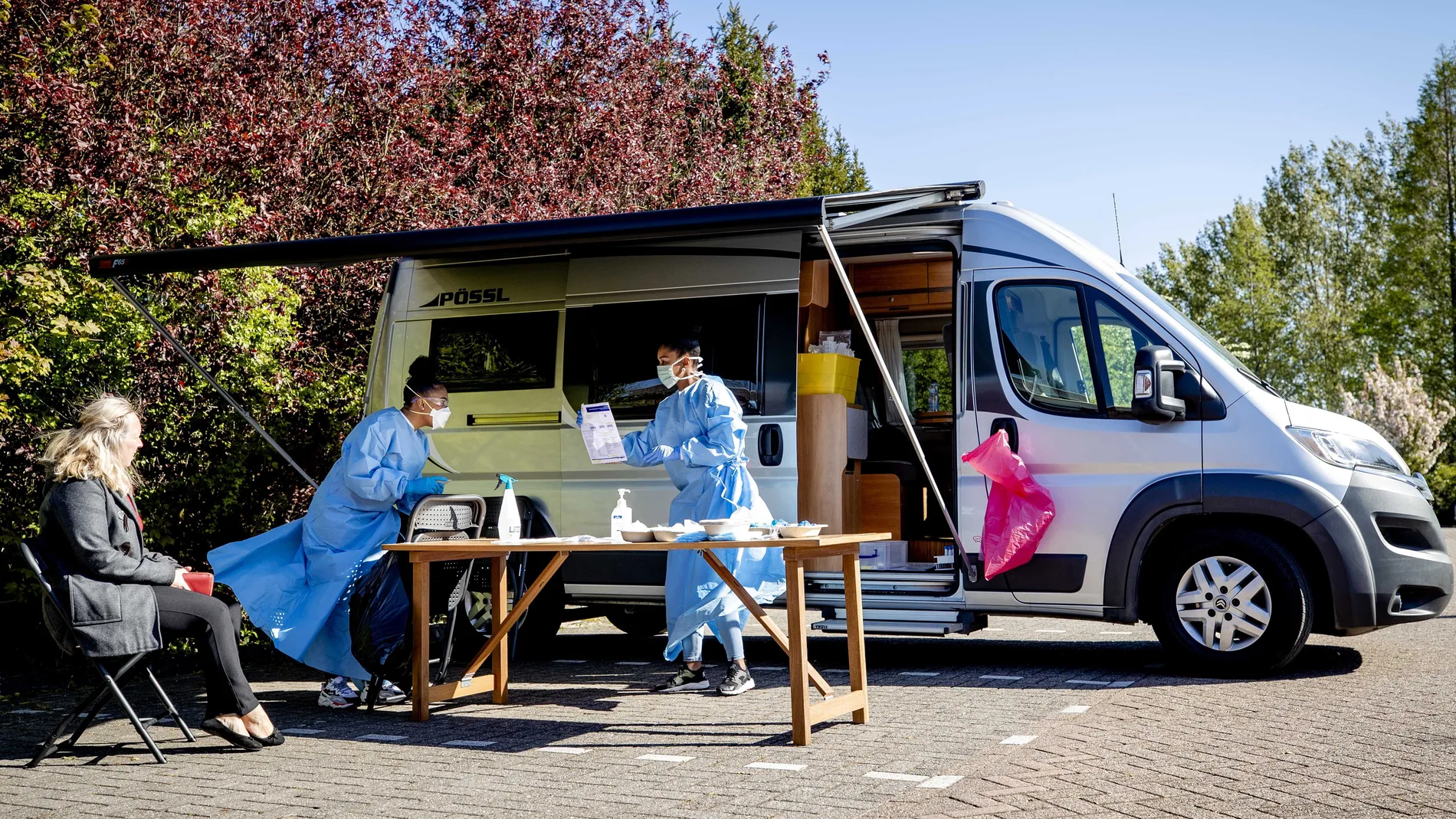 Dos profesionales sanitarios realizan pruebas de coronavirus en Middelharnis, en Países Bajos