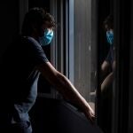Según los expertos, el individuo padece crisis nerviosa, episodios depresivos leves y búsqueda de compañía que libere los pensamientos irracionales e invasivos de su mente