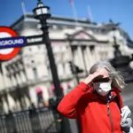 El Gobierno de Reino Unido recomienda llevar mascarilla en algunos lugares de interior y en el transporte público, trabajar desde casa y emplear el pasaporte sanitario