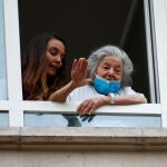 Una paciente mayor saluda en agradecimiento por el homenaje a los Sanitarios del Hospital Fundación Jiménez Díaz