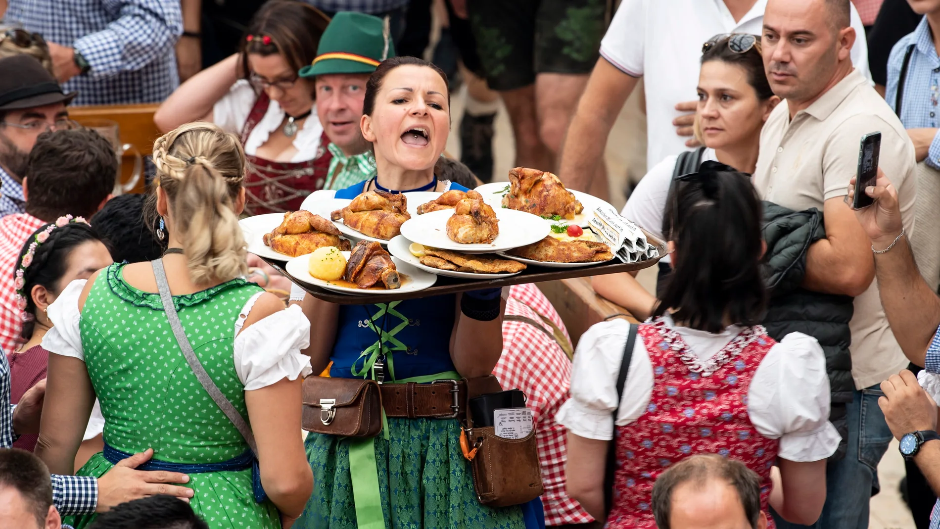 Una camarera en pleno Oktoberfest, en Múnich, Alemania