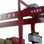 Imagen de una grupo portando un contenedor en un puerto en China.EXTENDA21/04/2020