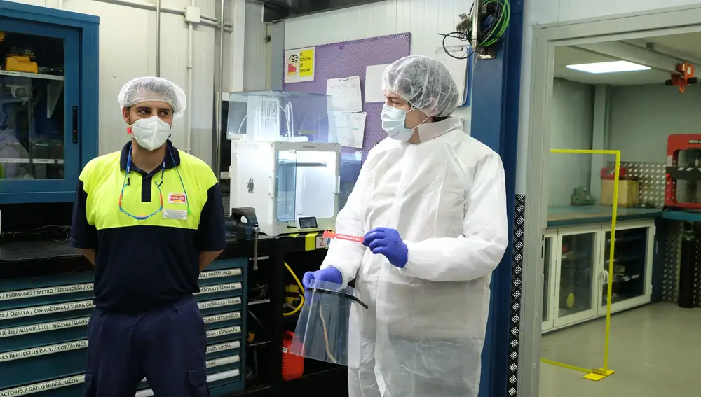 Fernández Mañueco conoce los materiales de protección sanitaria fabricados en Calidad Pascual