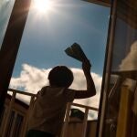 GRAF2468. ZARAGOZA, 18/04/2020.- Un niño de Zaragoza entreteniéndose con aviones de papel en su balcón, hoy sábado durante el estado de alarma. EFE/Toni Galán