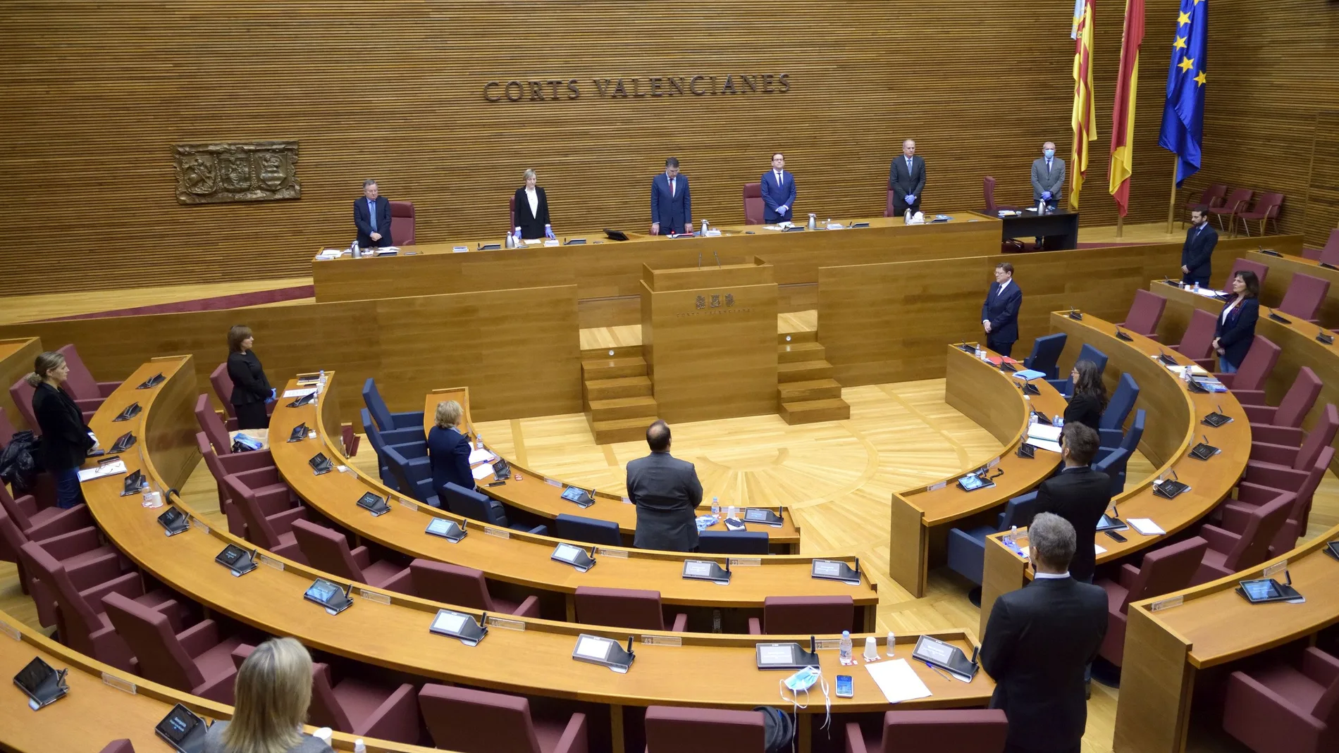 Los diputados comenzaron la sesión guardando silencio en memoria de los 1.112 fallecidos por coronavirus en la Comunitat Valenciana