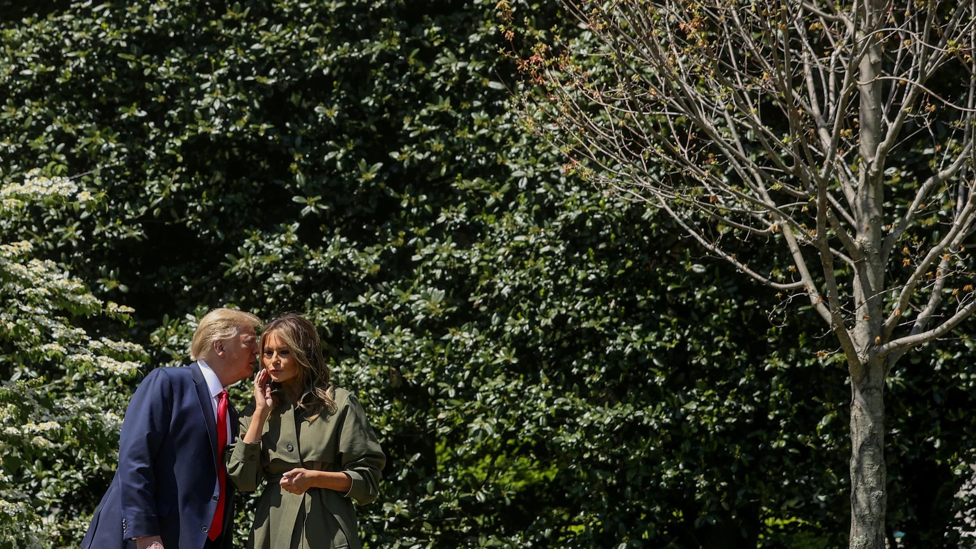 Trump junto a la primera dama en un acto en la Casa Blanca por el Día de la Tierra