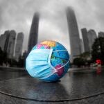 -FOTODELDIA- GUANGZHOU (CHINA) 22/04/2020.- Vista de una pelota del mapa mundi con una mascarilla en las calles de Guangzhou, China este miércoles durante la conmemoración del Día Mundial de la Tierra. EFE/ Alex Plavevski