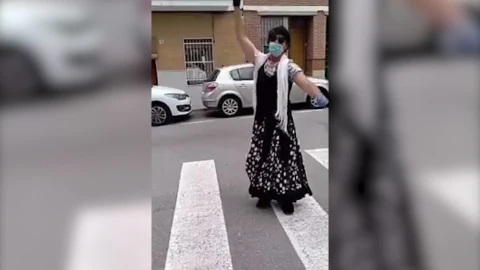 El hombre bailando sevillanas.GUARDIA CIVIL22/04/2020