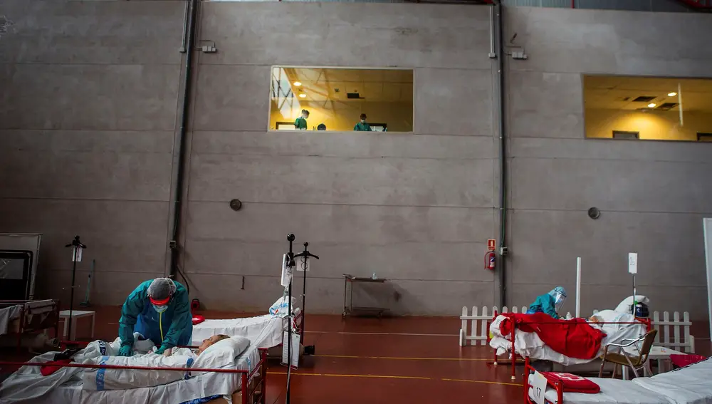GRAF4224. ARANDA DEL DUERO (BURGOS), 22/04/2020.- Varios sanitarios hacen test de detección de coronavirus en el Hospital de campaña de Aranda de Duero, Burgos este miércoles. EFE/ Paco Santamaria