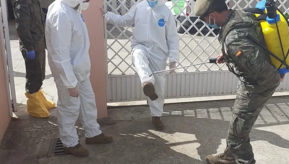 Efectivos del Ejército de Tierra ejercen labores de desinfección contra el coronavirus