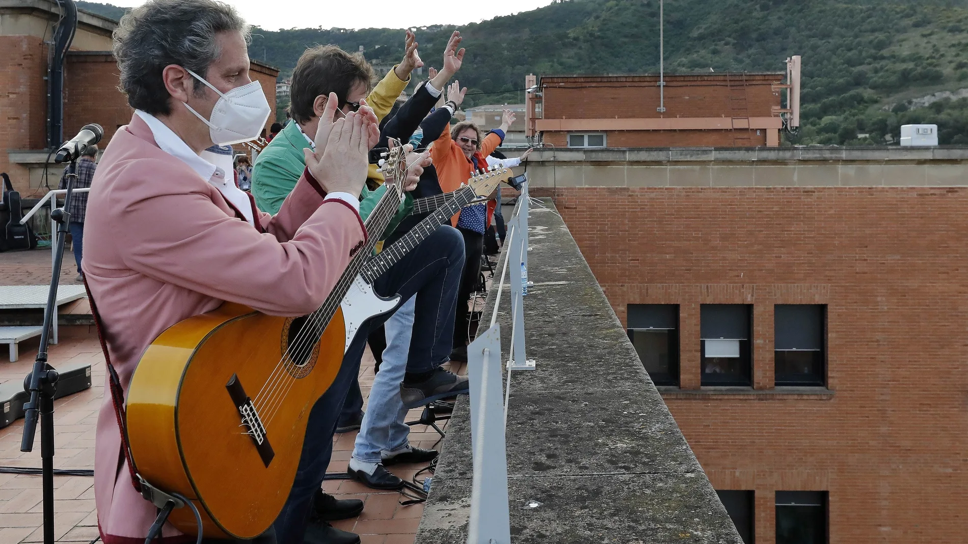 Los Manolos agradecen a los sanitarios con concierto