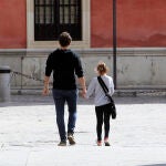 Un padre paseando con su hija