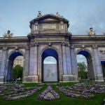 La Puerta de Alcalá de Madrid, iluminada de azul en apoyo a los trabajadores esenciales, el 23 de abril de 2020