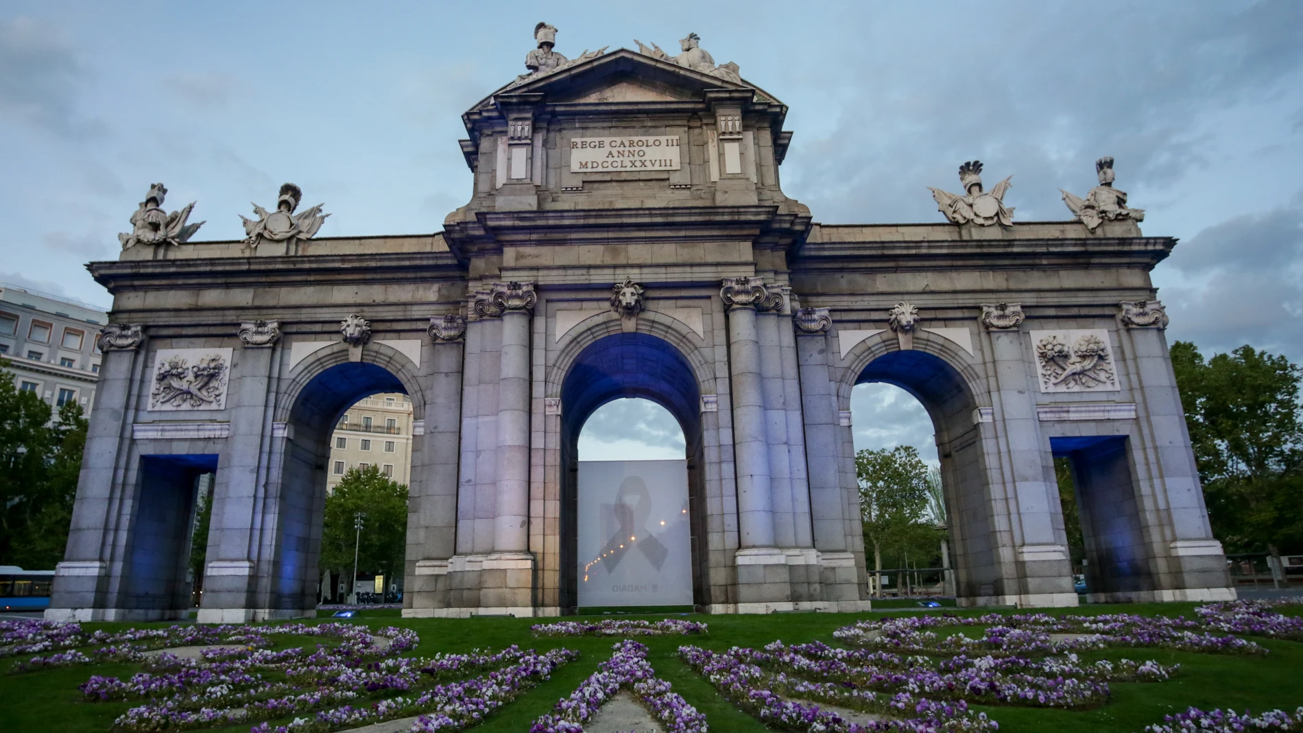 Cibeles y la Puerta de Alcalá se tiñen de azul los jueves por la noche en apoyo a los trabajadores esenciales