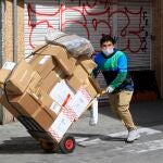 Un trabajador repartiendo mercancía por Sevilla durante el estado de alarma