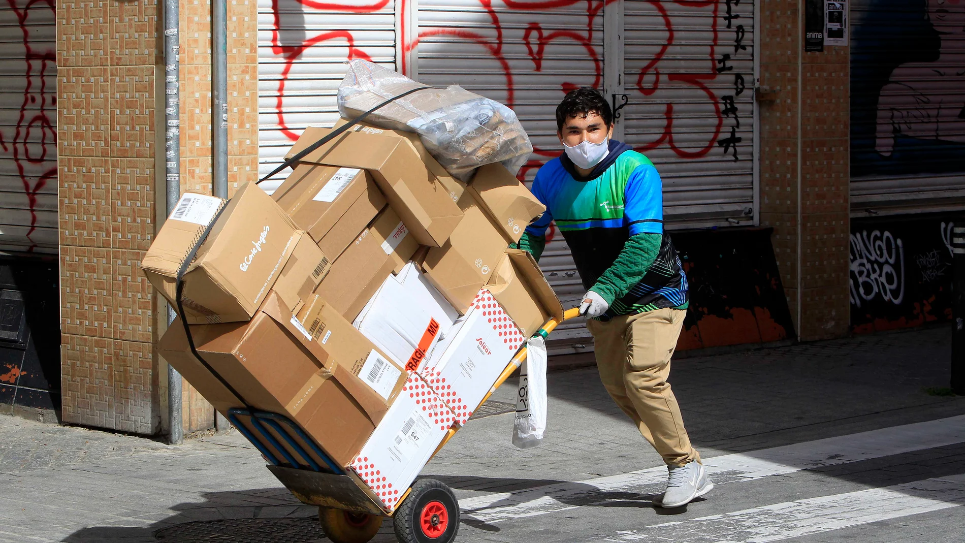 Un trabajador repartiendo mercancía por Sevilla durante el estado de alarma
