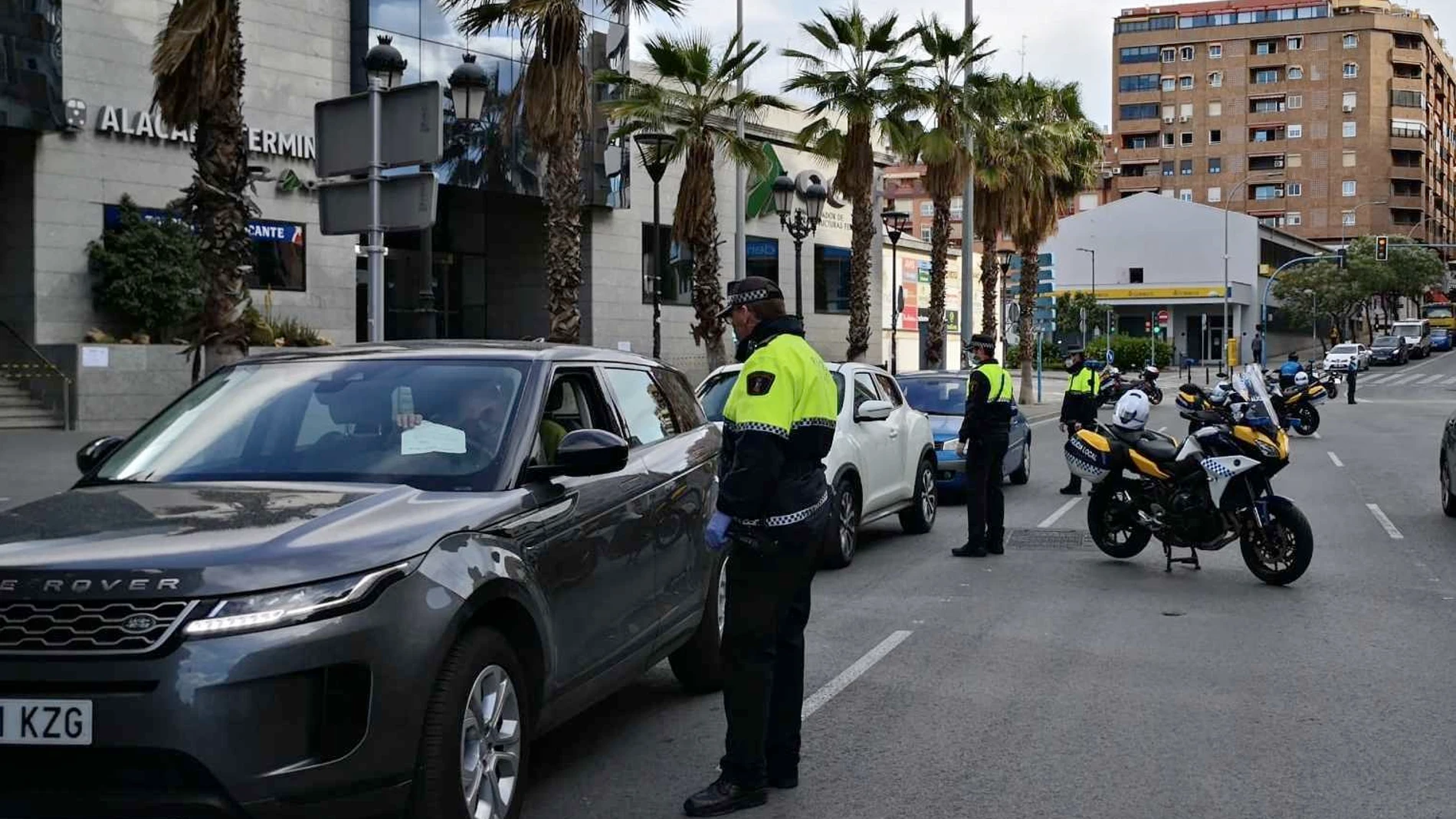 Coronavirus.- La Policía Local de Alicante multa a 225 personas por desobediencia en tres días