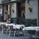 Una terraza semi vacía en un bar en el centro de Madrid