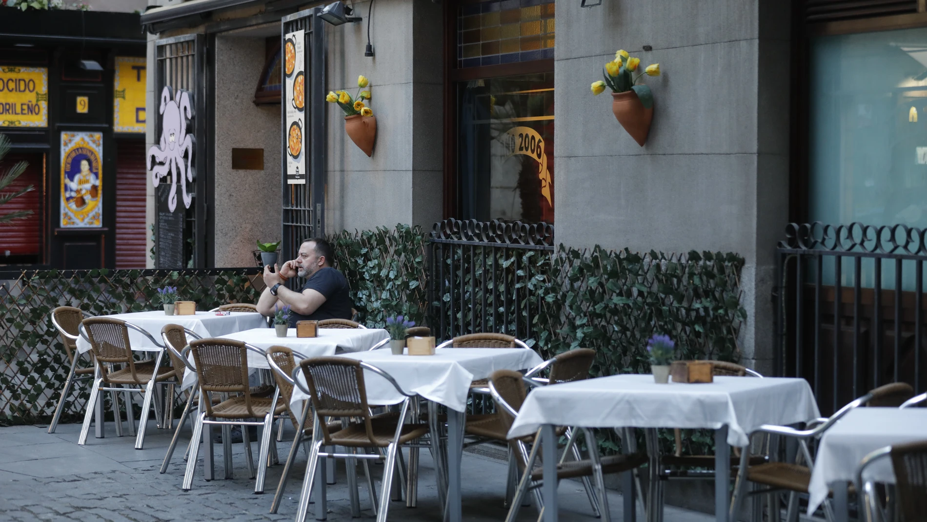 Una terraza semi vacía en un bar en el centro de Madrid