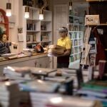 La librería La Rossa gestiona un pedido con un trabajador de un servicio de mensajería