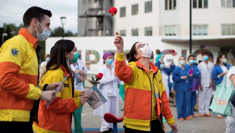 Los vecinos del hospital del Vall d'Hebron han entregado rosas a los sanitarios este jueves a las 20h mientras el grupo Los Manolos han tocado en la azotea del edificio una versión de su clásico "amigos para siempre" dedicada a los trabajadores.