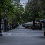 La Rambla de Catalunya de Barcelona amanece vacía un día marcado por la festividad de Sant Jordi, que a diferencia de otros años, este no se puede celebrar con normalidad debido a la crisis del Covid-19 y al confinamiento al que se ven sometidos los españoles desde hace ya 40 días. En Barcelona, Cataluña, (España), a 23 de abril de 2020.23 ABRIL 2020;RAMBLAS: BARCELONA;SANT JORDI;DIA DEL LIBRO;CONFINAMIENTO;CATALUNYADavid Zorrakino / Europa Press23/04/2020