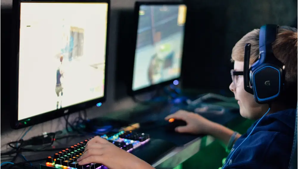 Niño jugando a Fortnite en un PC
