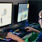 Niño jugando a Fortnite en un PC
