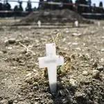 Varias cruces blancas delimitan los nuevos enterramientos en el Cementerio Mayor de Milán