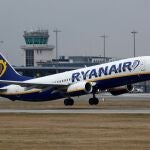 Un avión de Ryanair despega del aeropuerto de Riga