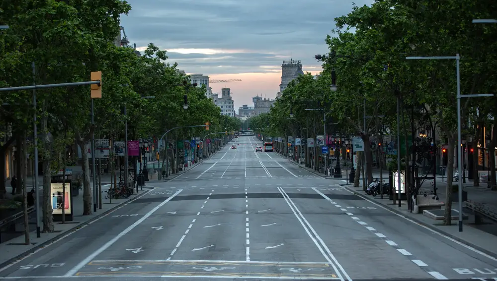 Imagen del Paseo de Gracia de Barcelona en el mes de abril de 2020. Por entonces, las calles permanecían desérticas por las restricciones asociadas al confinamiento