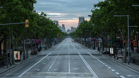 Imagen del Paseo de Gracia de Barcelona en el mes de abril de 2020. Por entonces, las calles permanecían desérticas por las restricciones asociadas al confinamiento