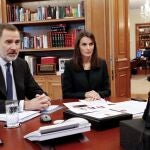 Los reyes, Felipe VI y Letizia, durante una videoconferencia