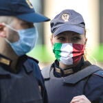 Policías italianos vigilan el cumplimiento del confinamiento