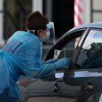 Una enfermera se prepara para tomar muestras en un centro de test de coronavirus