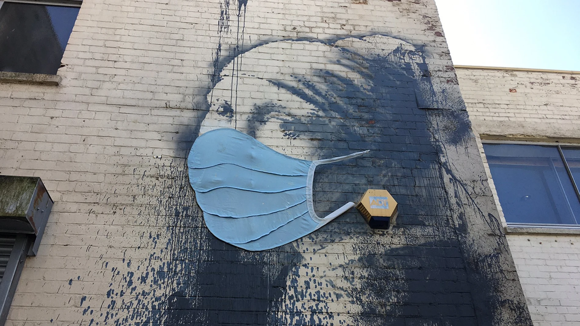 "La oven de la perla" adaptada por Banksy ha aparecido cubierta con una inmensa mascarilla azul