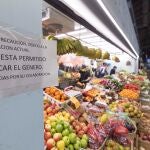 Cartel colocado en un frutería del mercado de Verónicas en Murcia, en el que avisa que no esta permitido tocar el género debido a la crisis del coronavirus
