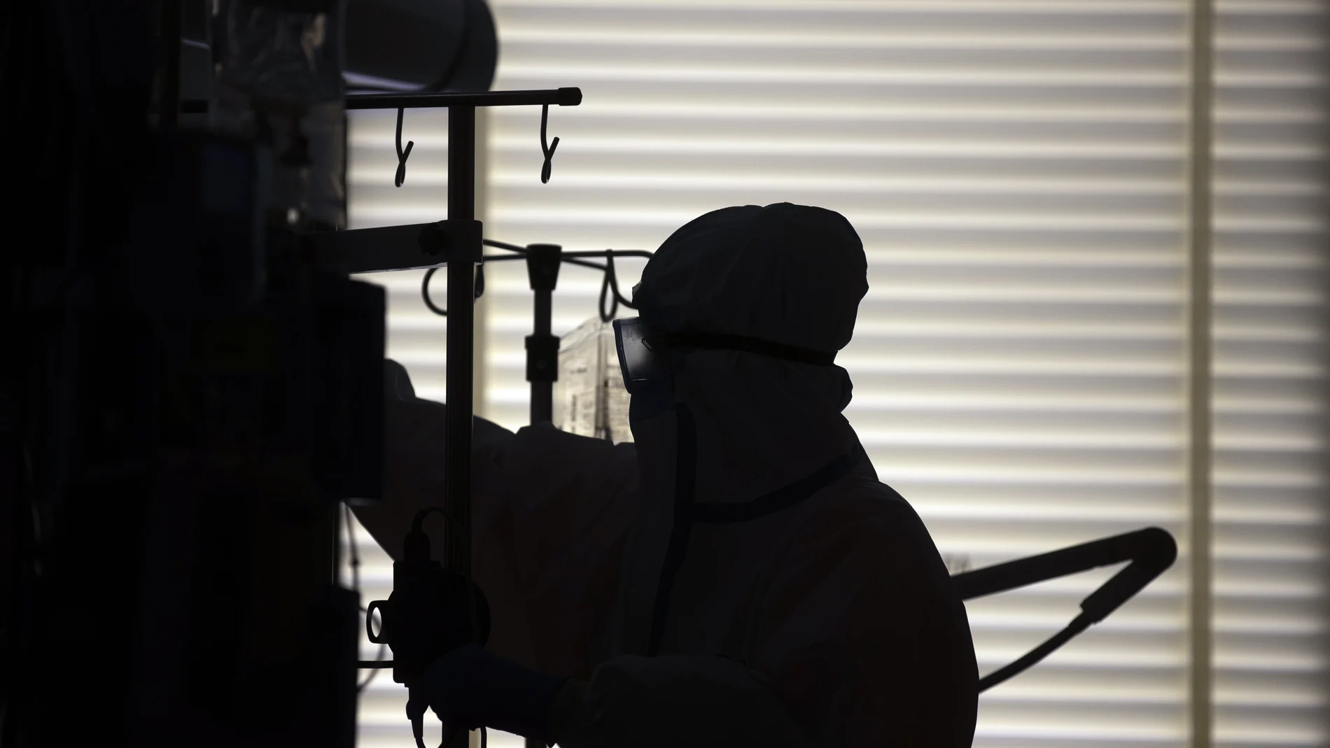 Un sanitario en el hospital Ramon y Cajal de Madrid, este viernes 24 de abril de 2020. (AP Photo/Manu Fernandez)