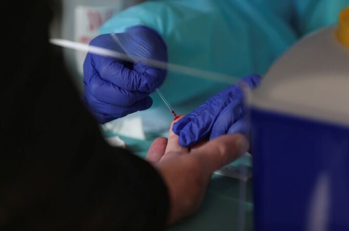 U sanitario toma una muestra de sangre para realizar un test en A Estrada (Pontevedra)