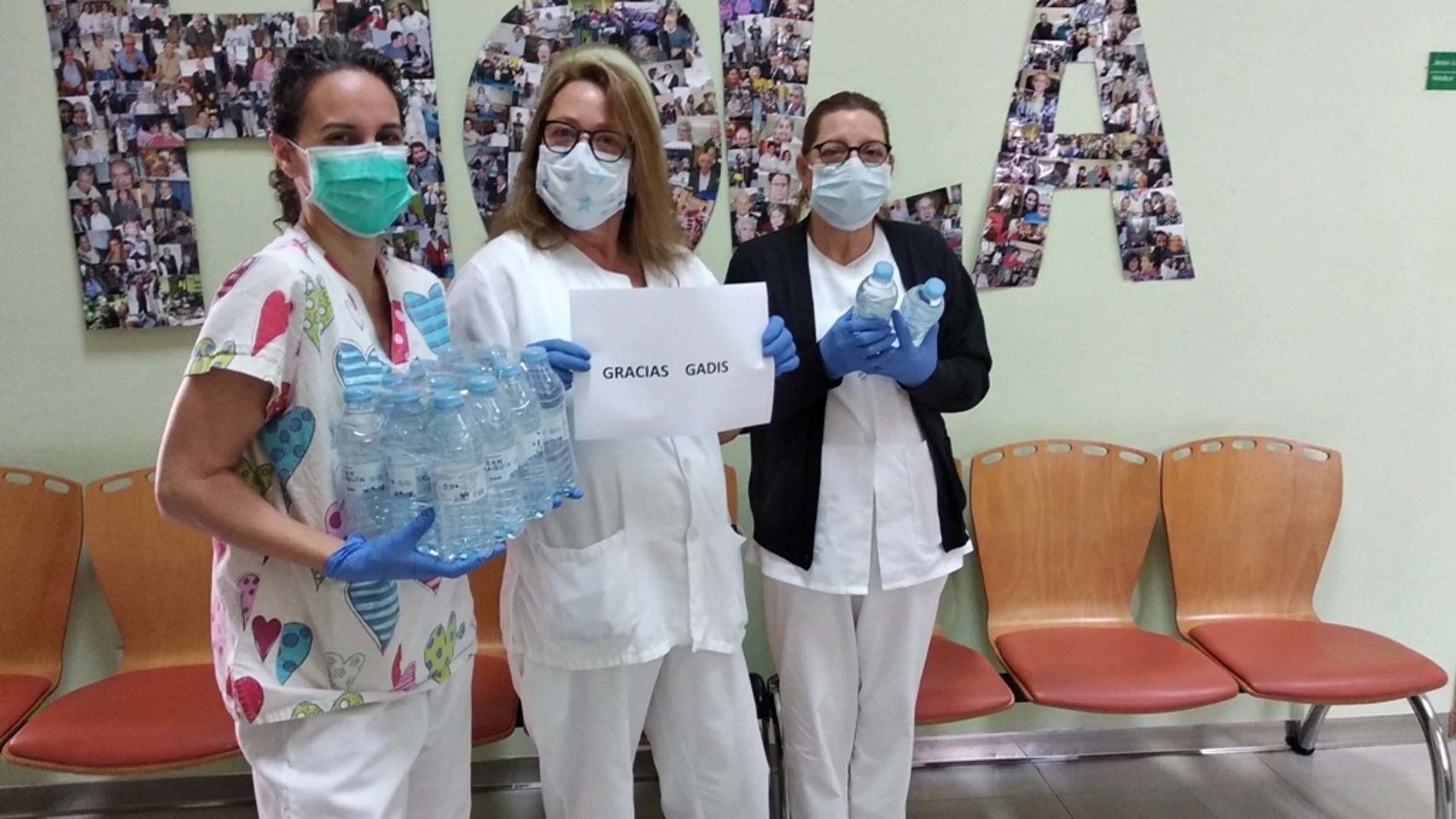 Personal de una residencia de mayores de Castilla y León junto a parte de la donación de Supermercados Gadis